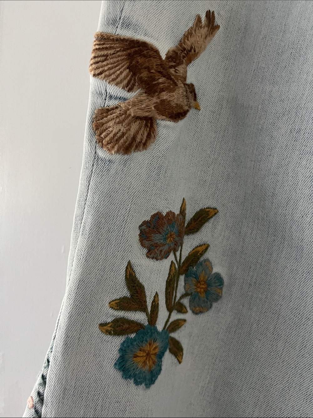 DRIFTWOOD Farrah Embroidered Light-Wash Women’s Flare Jeans 29 - Picture 3 of 11